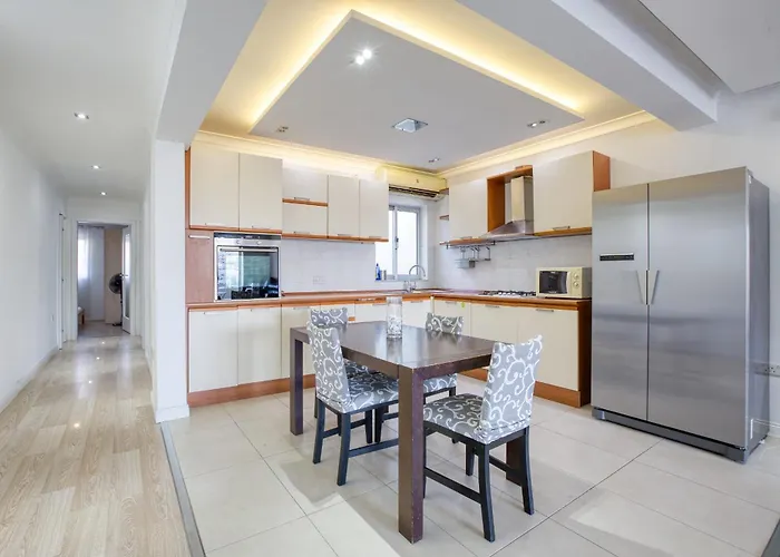 Seafront Apartment-Hosted By Sweetstay