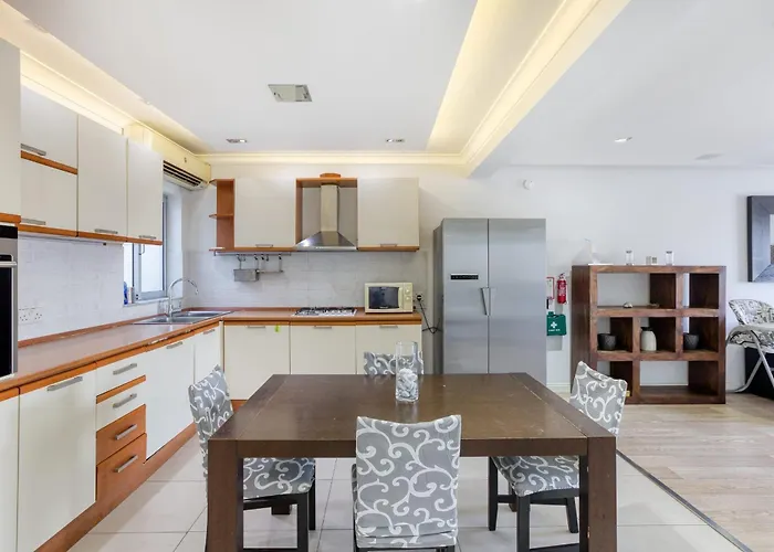 Seafront Apartment-Hosted By Sweetstay