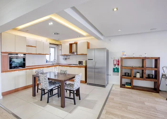 Seafront Apartment-Hosted By Sweetstay
