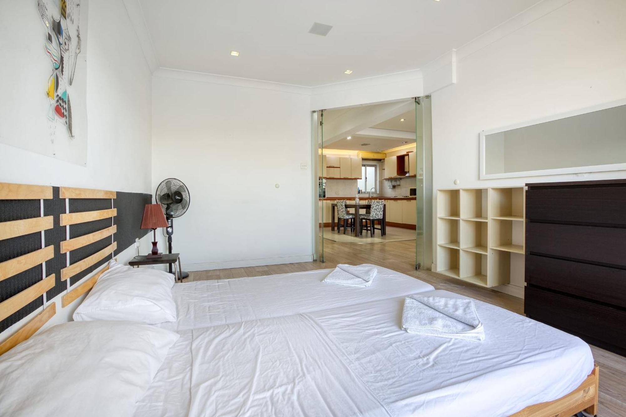 Seafront Apartment-hosted By Sweetstay Apartment