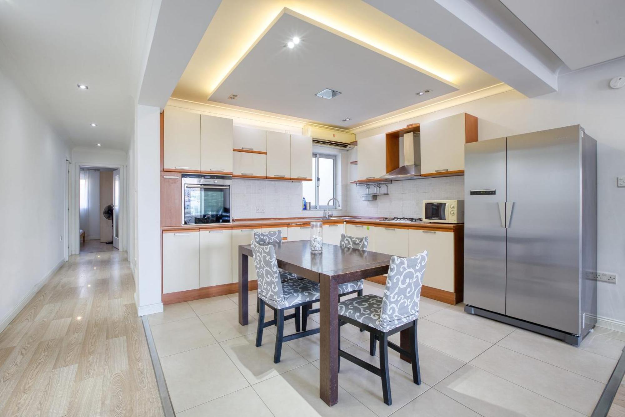 Seafront Apartment-hosted By Sweetstay *