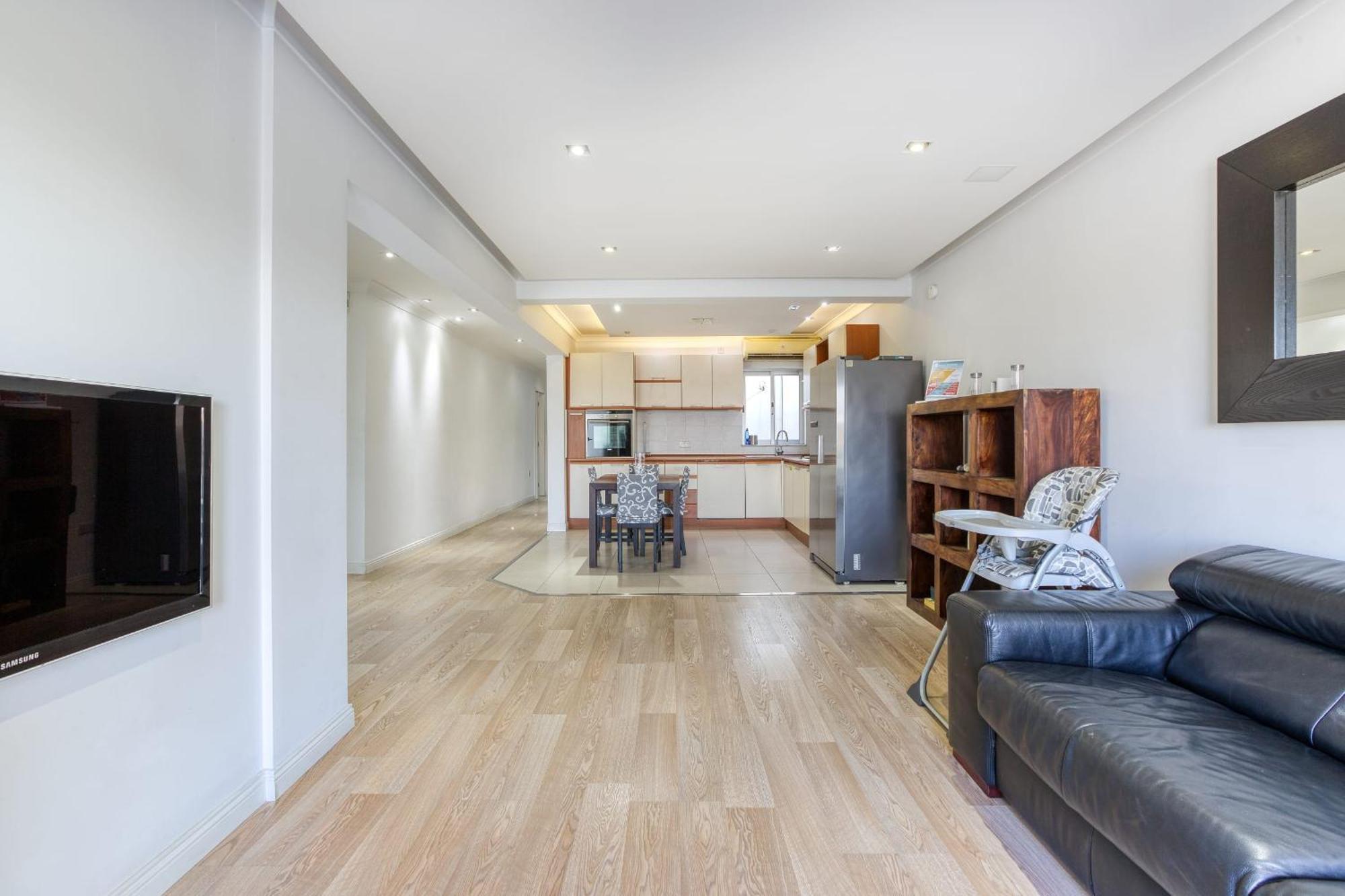 Seafront Apartment-hosted By Sweetstay