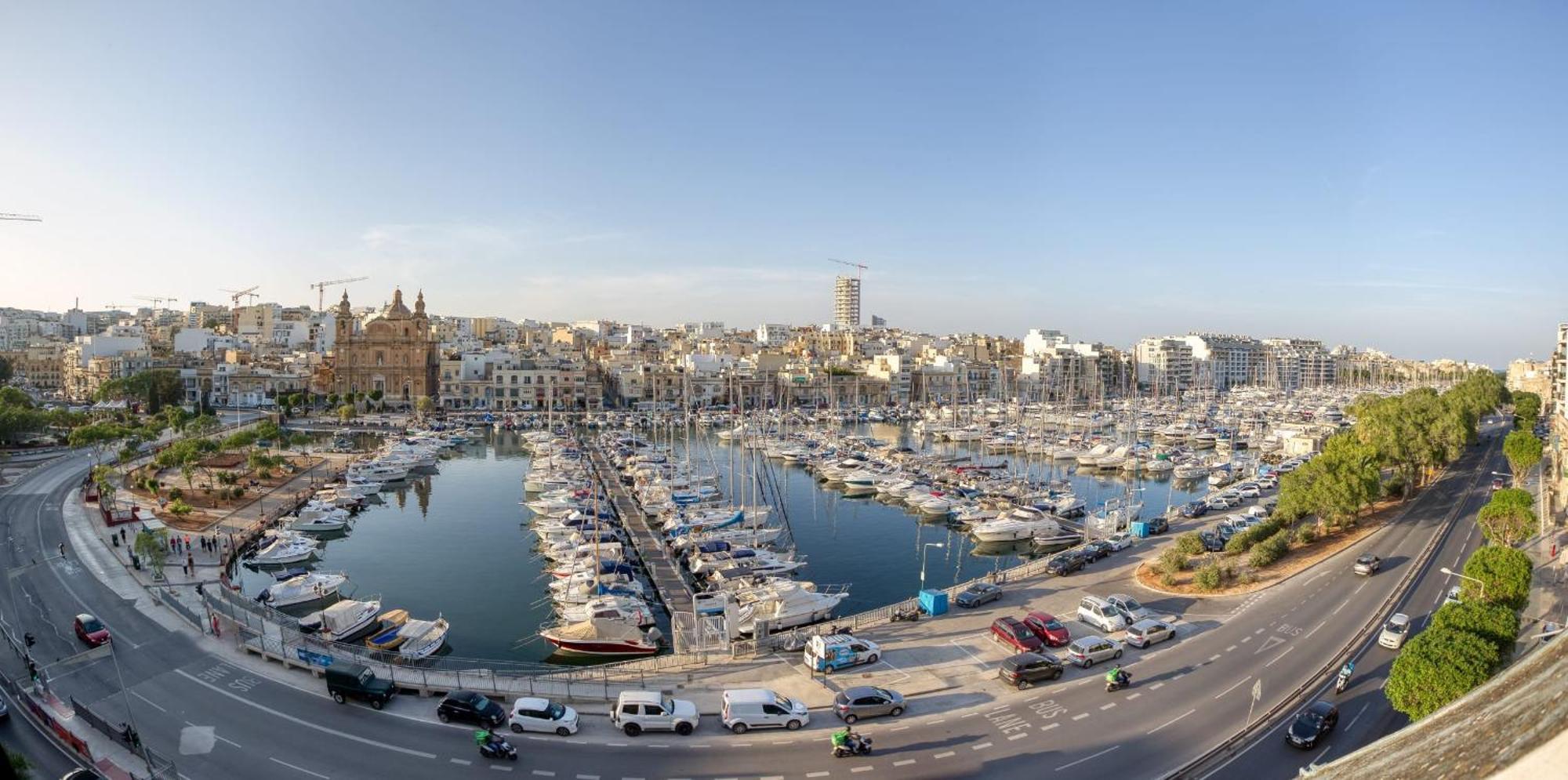 Seafront Apartment-hosted By Sweetstay Pieta