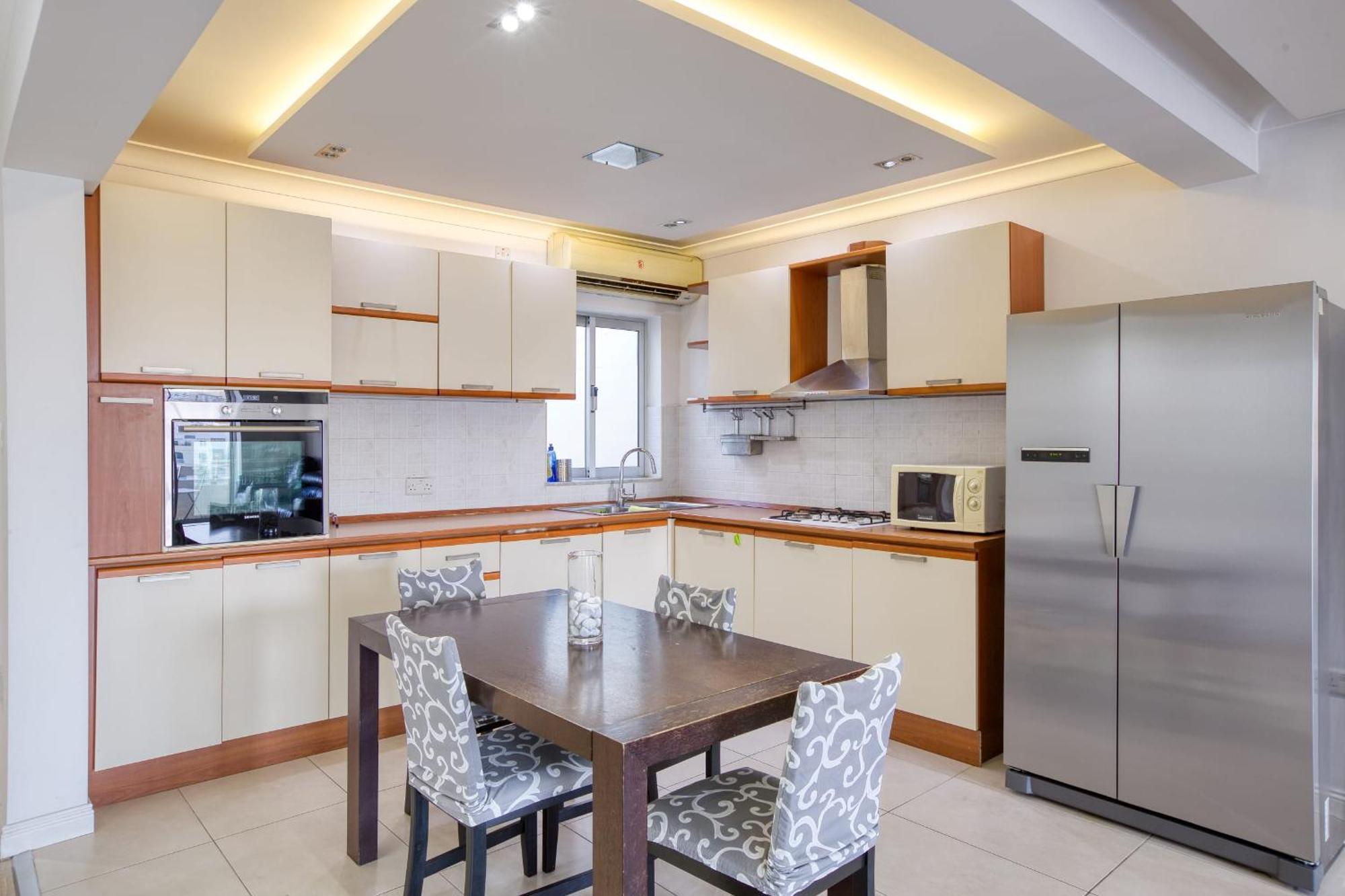 Seafront Apartment-hosted By Sweetstay * Pieta