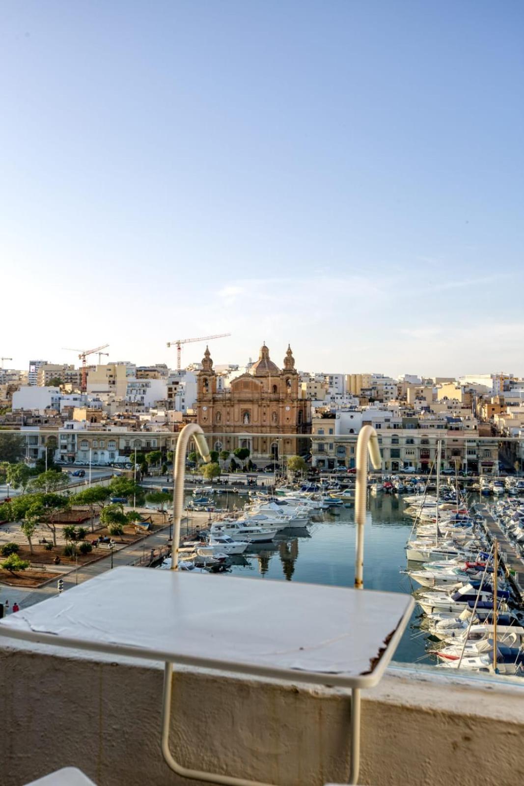 Seafront Apartment-hosted By Sweetstay Apartment *