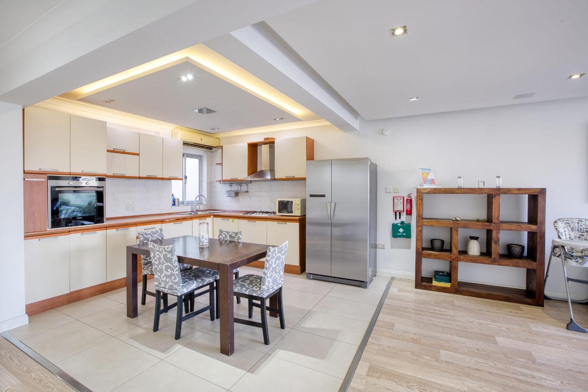 Seafront Apartment-hosted By Sweetstay Apartment Pieta