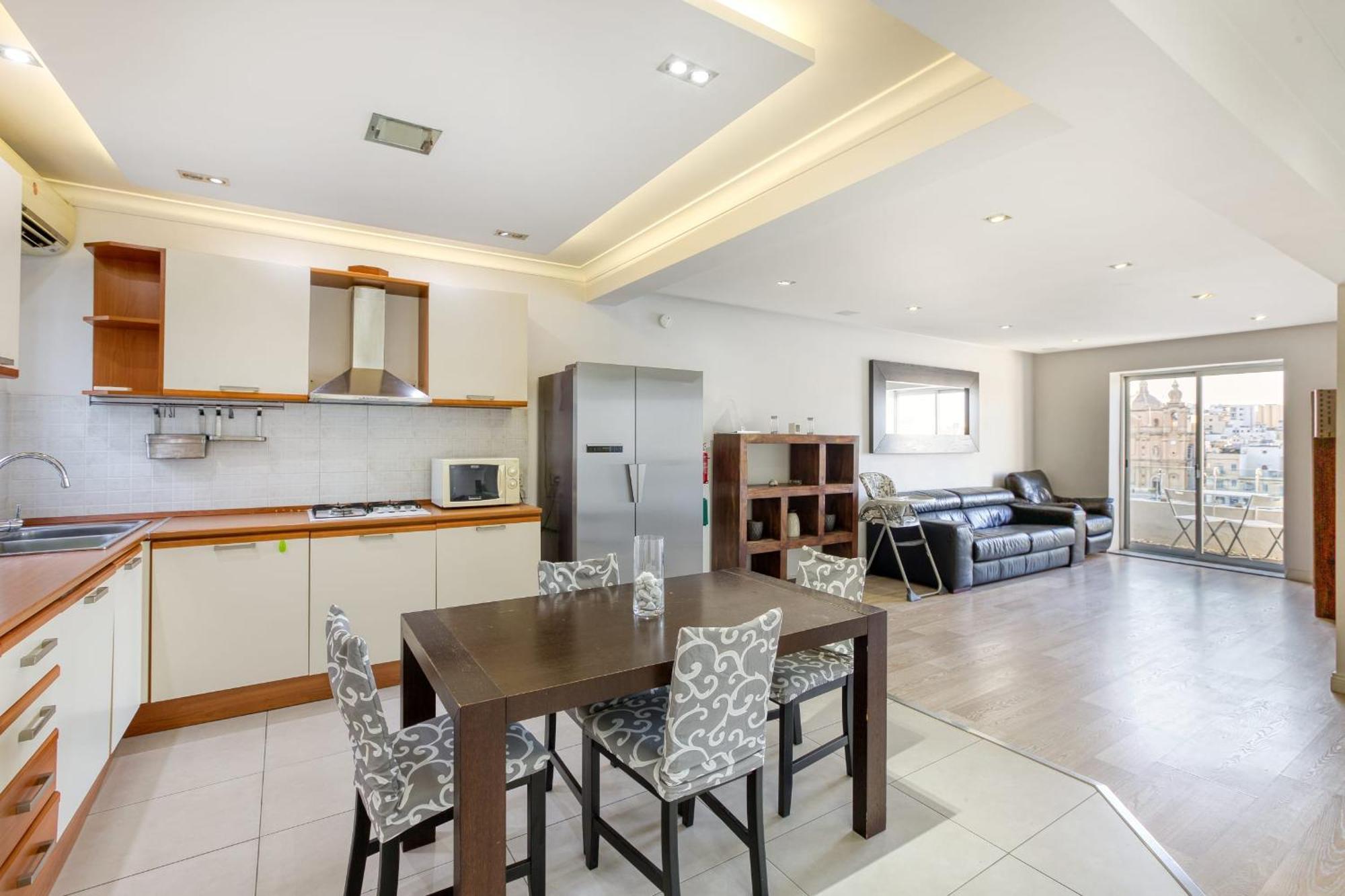 Seafront Apartment-hosted By Sweetstay Apartment Pieta